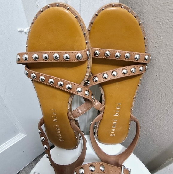 Gianni Bini Thong Studded Strappy Back Buckle Brown Leather Sandals. Size 8M🌴 - Picture 3 of 7
